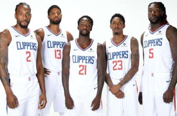 他贴着越位 他贴着越位